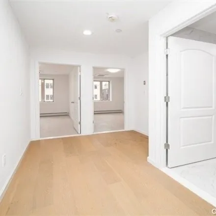 Image 7 - 39-63 57th Street, New York, NY 11377, USA - House for sale