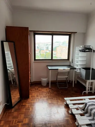 Rent this 2 bed room on Clínica Médica Dentária;Loja de Telemóveis in Rotunda Almoxarife João Crisóstomo, Sintra