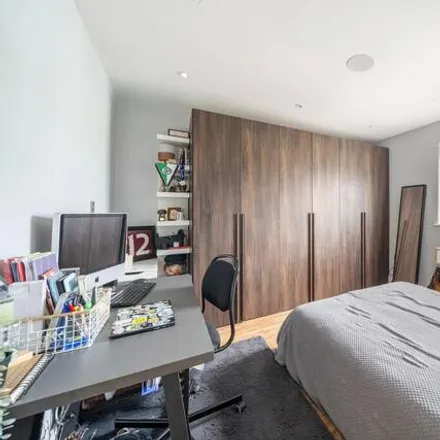 Image 7 - Wentworth Road, London, NW11 0RH, United Kingdom - House for sale