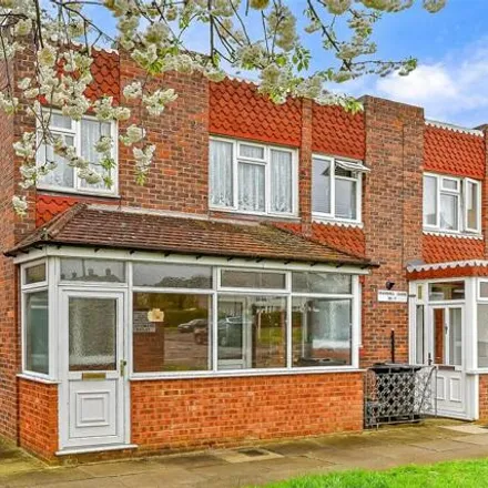 Buy this 4 bed townhouse on Bramshill Close in London, IG7 4BU