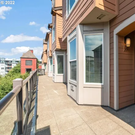 Buy this 3 bed condo on 905 North Harbor Drive in Portland, OR 97217