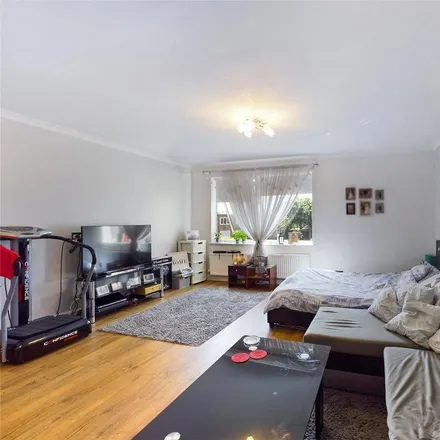 Image 5 - Whitley Close, Stanwell, TW19 7EZ, United Kingdom - Apartment for rent