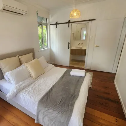 Rent this 3 bed house on East Brisbane QLD 4169