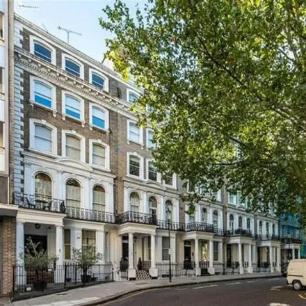 Rent this 2 bed room on 4-5 Beaufort Gardens in London, SW3 1PY