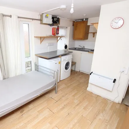 Rent this studio apartment on Townsend Road in London, UB1 1HD