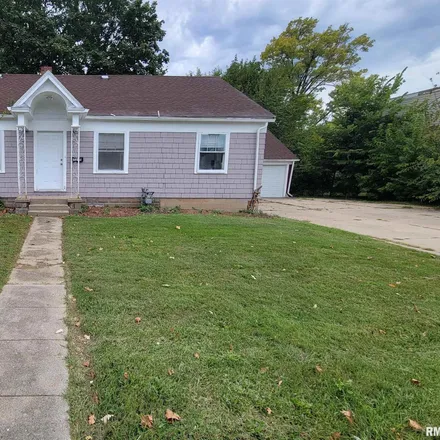 Buy this 3 bed house on 2305 North Elmwood Avenue in Peoria, IL 61604