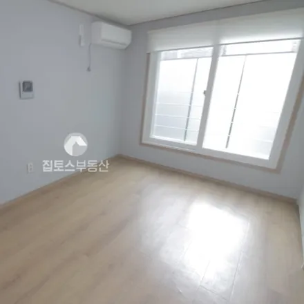 Rent this 1 bed apartment on 서울특별시 강남구 신사동 555-28