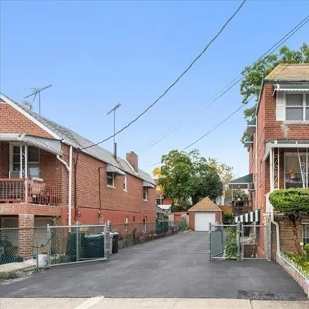 Buy this 3 bed house on 2740 Seymour Avenue in New York, NY 10469