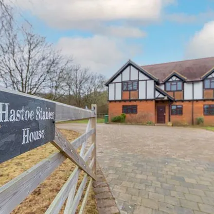 Image 3 - Hastoe Hill, Tring, HP23 6QS, United Kingdom - Apartment for rent