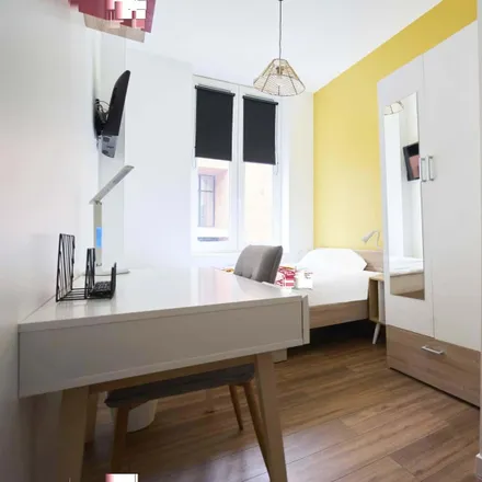 Rent this 3 bed room on 33 Rue Auber in 59800 Lille, France