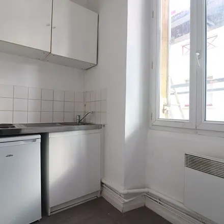 Image 2 - 16 Place Canteloup, 33800 Bordeaux, France - Apartment for rent