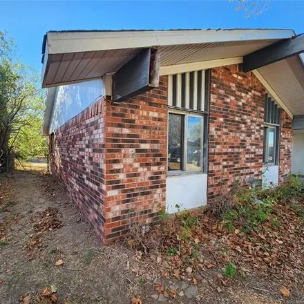 Image 3 - 2115 North 11th Street, McAlester, OK 74501, USA - House for sale
