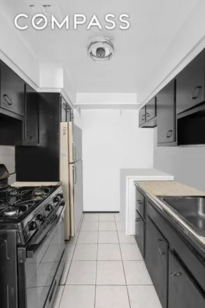 Image 4 - 823 E 214th St, New York, 10467 - Townhouse for sale
