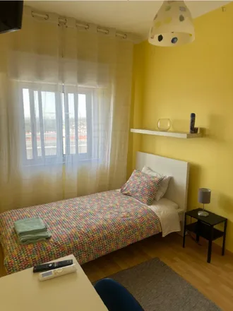 Rent this 4 bed room on Rua dos Pessegueiros 1 in 2635-317 Rio de Mouro, Portugal