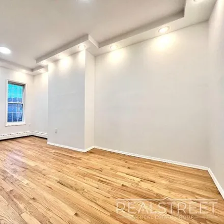 Image 2 - 68 Covert Street, New York, NY 11207, USA - Townhouse for rent