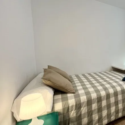 Rent this 6 bed room on Simply in Calle de Luis del Valle, 50005 Zaragoza