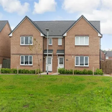 Buy this 3 bed townhouse on Trench Drive in Darnley Mains, Glasgow