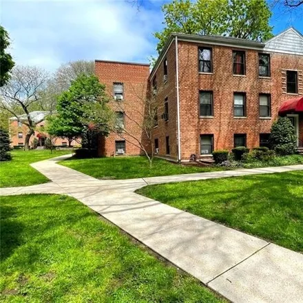Buy this studio apartment on 116 Richbell Road in Village of Mamaroneck, NY 10543