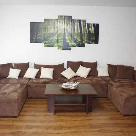 Rent this 5 bed townhouse on Jupiterweg 46 in 90537 Feucht, Germany