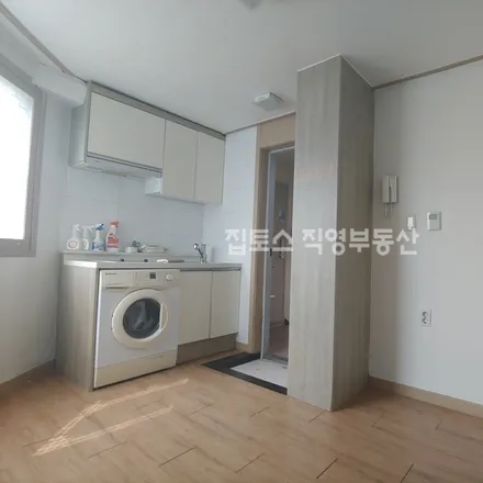 Rent this studio apartment on 서울특별시 마포구 합정동 453-3