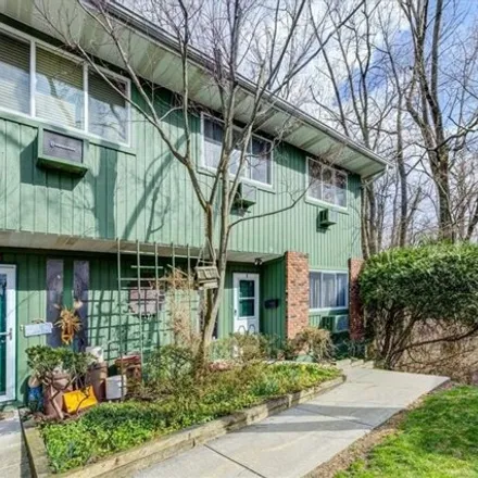 Image 2 - 221 Coachlight Square, Montrose, Cortlandt, NY 10548, USA - Condo for sale