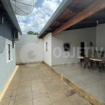 Buy this 4 bed house on Avenida Getúlio Vargas in Jardim das Palmeiras, Uberlândia - MG
