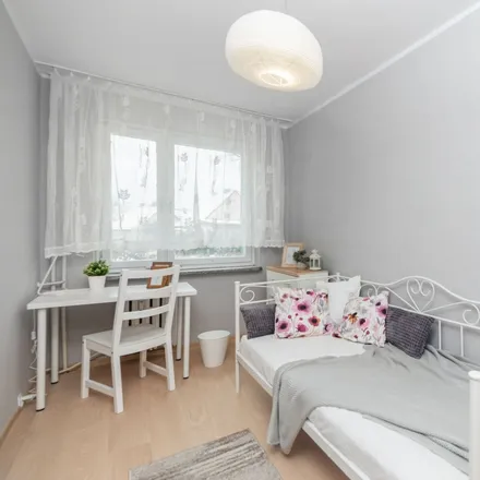 Rent this 4 bed room on Powstańców Warszawskich 70 in 80-170 Gdańsk, Poland