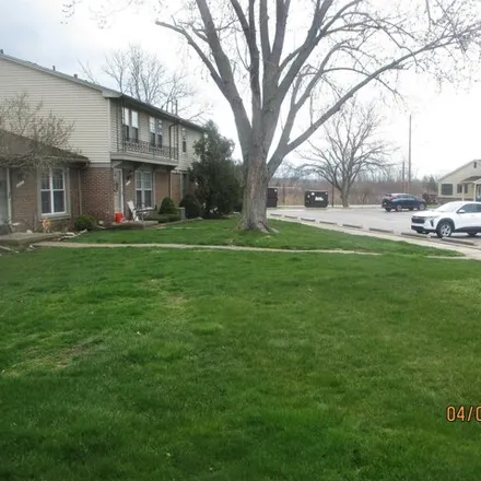 Image 3 - 20048 Village Green Court, Brownstown Charter Township, MI 48183, USA - Townhouse for sale