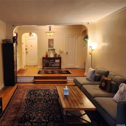 Image 2 - 110-55 72nd Road, New York, NY 11375, USA - Apartment for sale