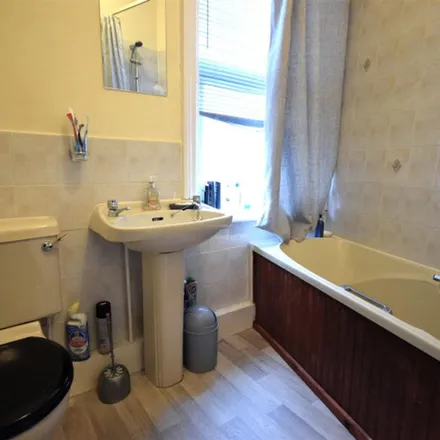 Rent this 2 bed apartment on Oak Road in Kirklees, HD2 1SN