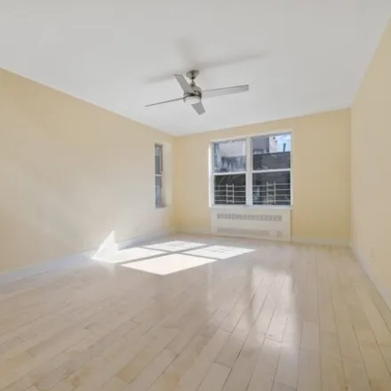Image 2 - 165 E 19th St Apt 4D, Brooklyn, New York, 11226 - House for rent