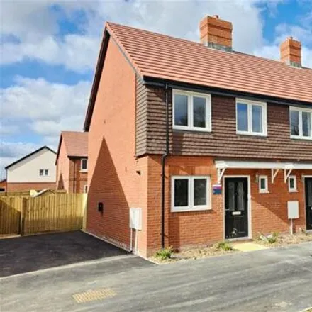 Buy this 2 bed townhouse on Greenham Road cycle path in Newbury, RG19 8SS