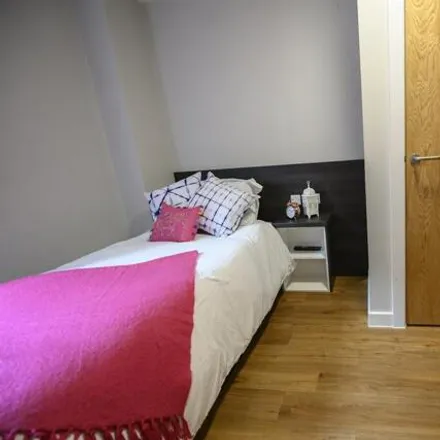 Image 7 - 2 Bedroom Apartment In  110 Queen Street, Sheffield, South Yorkshire, S1 2dw - Room for rent