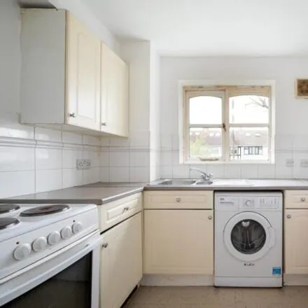 Image 5 - Norwood Close, London, NW2 1UT, United Kingdom - Apartment for sale