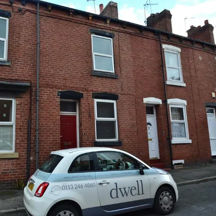 Rent this 1 bed room on 14 Crosby View in Leeds, LS11 9NB
