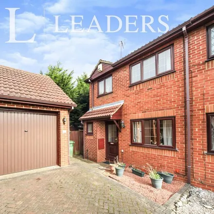 Rent this 3 bed duplex on Dexter Close in Luton, LU3 4DY