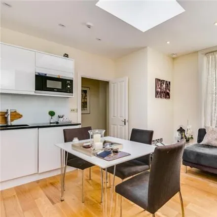 Image 2 - 8 Observatory Gardens, London, W8 7HY, United Kingdom - Apartment for sale