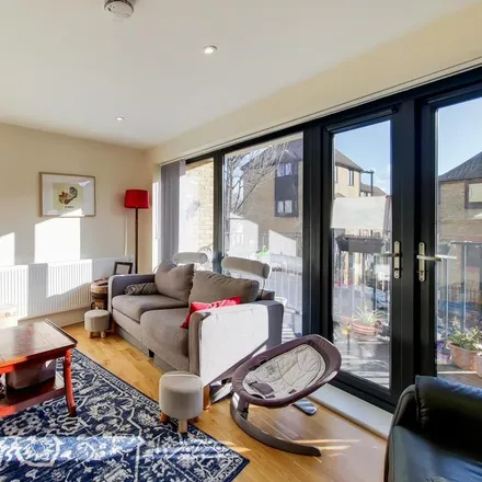 Rent this 3 bed apartment on 29 Lind Road in London, SM1 4LG
