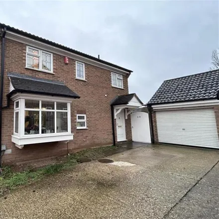 Rent this 4 bed house on Edmonds Drive in Stevenage, SG2 9TJ