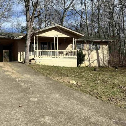 Rent this 3 bed house on 215 East Lakeshore Drive in Cherokee Village, AR 72529