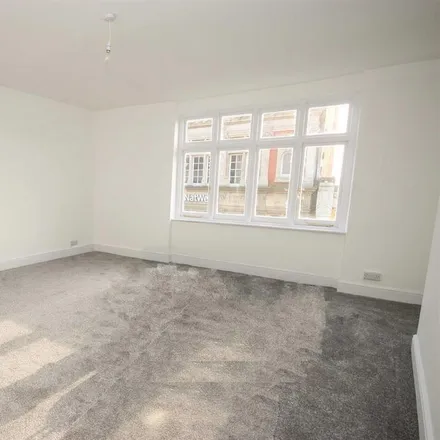 Image 3 - Cancer Research UK, 22 High Street, Rushden, NN10 0PW, United Kingdom - Apartment for rent
