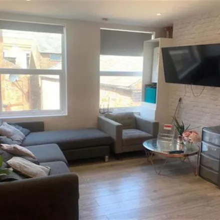 Rent this 6 bed apartment on Tuckwell & Co Hairdressing in 1-3 King's Walk, Nottingham
