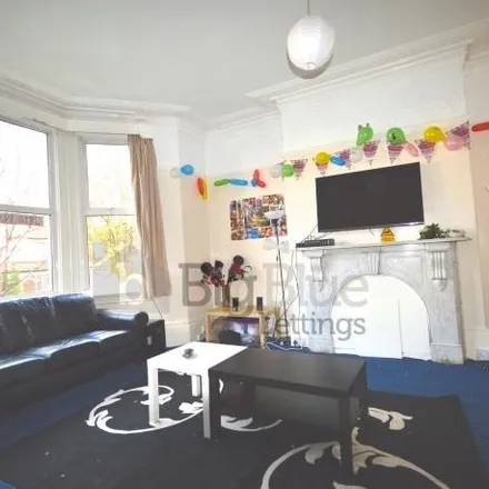 Image 2 - Spring Road, Leeds, LS6 3BF, United Kingdom - Townhouse for rent