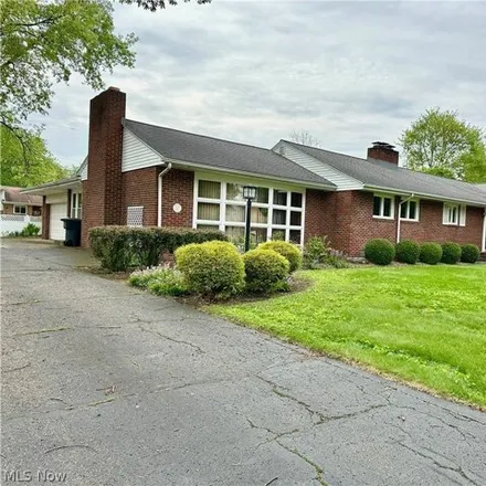 Image 2 - 703 Wildwood Drive Northeast, Warren, OH 44483, USA - House for sale