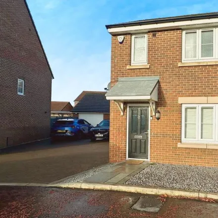 Rent this 3 bed duplex on Dukes Way in Templetown, DH8 5YL