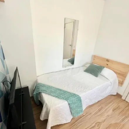 Rent this 4 bed apartment on Escuela Oficial de Idiomas in Calle Turmalina, 41009 Seville