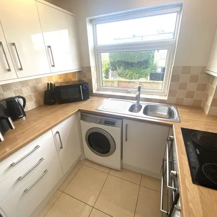Image 3 - Canvey Road, Leigh on Sea, SS9 2PA, United Kingdom - Apartment for rent