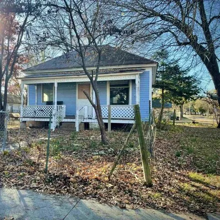 Buy this 2 bed house on 1422 Mansfield Street in Winfield, KS 67156