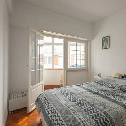 Rent this 2 bed room on Valhalla Rock Pub in Rua da Bica do Marquês, 1300-008 Lisbon