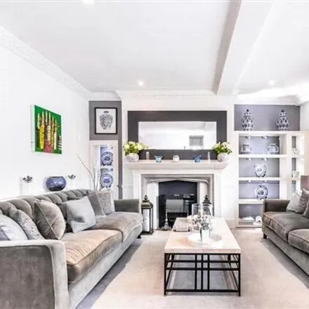 Rent this 3 bed townhouse on 71 Frognal in London, NW3 6XD